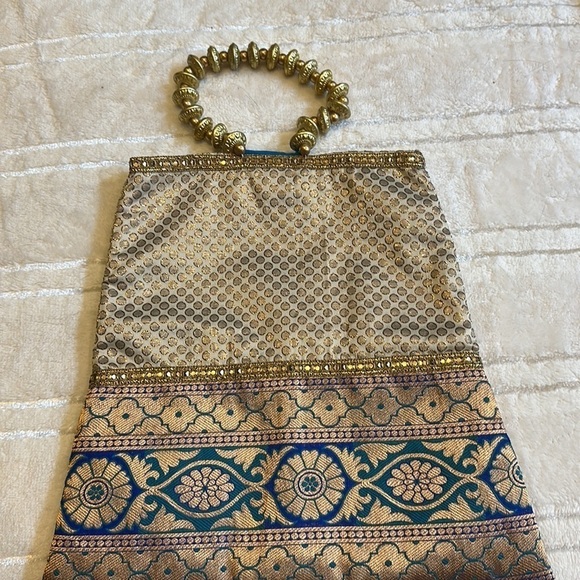 NWOT Indian inspired bag with double Velcro closure & beaded handle - Picture 2 of 4